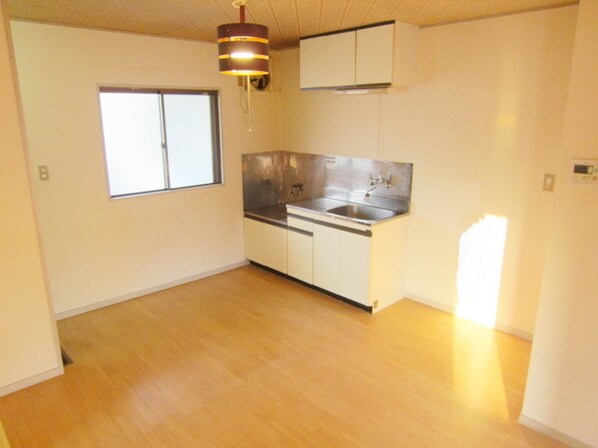 ニュークレセントビルの物件内観写真